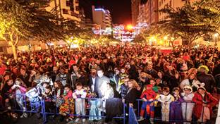 El Carnaval llena las calles de luz y sátira